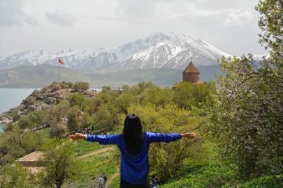 Van&#039;da "2. Akdamar Adası Badem Çiçeği Festivali" düzenlendi