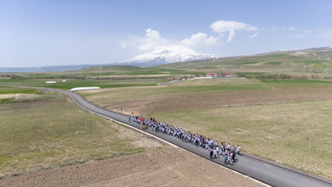 Van'da öğrenci ve öğretmenler Türk bayraklarıyla kortej yürüyüşü yaptı