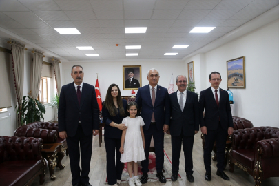 Muş Valisi Çakır, koltuğunu öğrenciye devretti