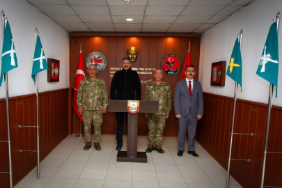 Vali Çelik Şemdinli&#039;ye gönderilen konteynerleri inceledi