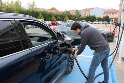 Türkiye&#039;de elektrikli araç şarj ünitesi sayısı artıyor yazlığına da kuran var, kafesine de