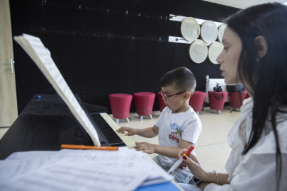 Anaokulu öğrencisi "küçük piyanist" Demirhan yeteneğiyle hayran bırakıyor