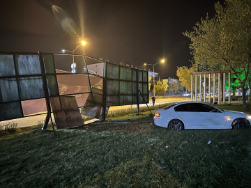 Erzurum&#039;da reklam panosuna çarpan otomobildeki bir kişi yaralandı