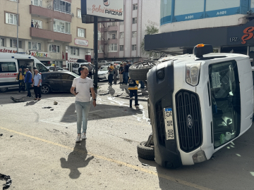 Erzurum&#039;da servis minibüsü ile otomobil çarpıştı, 6 kişi yaralandı