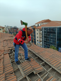 Malatya’da ağır hasarlı binaların çatısından sarkan bölümler itfaiye ekiplerince söküldü