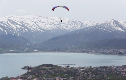 Yamaç paraşütçüleri, Bitlis&#039;in güzelliklerini tanıtmak için havalanıyor
