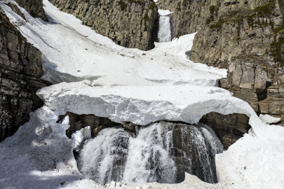 "Sakin şehrin" Bazgiret Şelalesi karların erimesiyle coşkulu akıyor