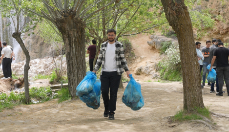 Erzincan&#039;da üniversite öğrencileri, manevi rehberlerle Girlevik Şelalesi çevresini temizledi