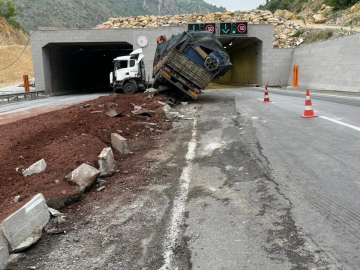 Malatya&#039;da aydınlatma direğine çarpan tırın sürücüsü yaralandı