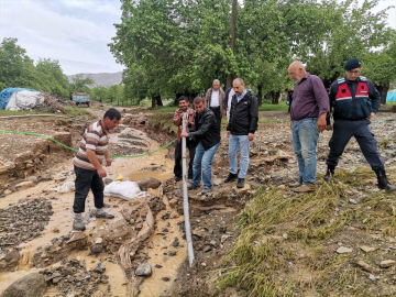 Baskil'de sağanak ve dolu mezra yollarında ve tarım arazilerinde zarara neden oldu