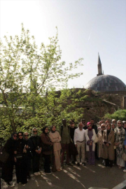 Erzurum&#039;da üniversite öğrencileri önemli şahsiyetleri tarihi mekanlarda öğreniyor