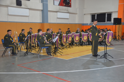 Askeri bando takımı Yüksekova&#039;da  konser verdi