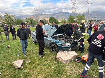 Erzincan&#039;da takla atan otomobilde sıkışan sürücüyü itfaiye ekipleri kurtardı