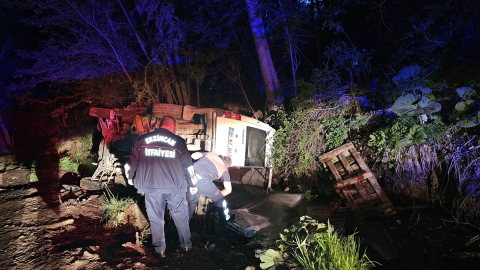 Erzincan&#039;da tarım işçilerini taşıyan minibüs kanala devrildi, 6 kişi yaralandı