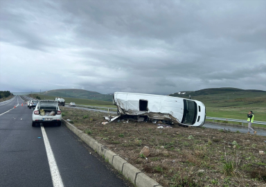 Ardahan'da servis minibüsünün devrilmesi sonucu 1 kişi öldü, 13 kişi yaralandı