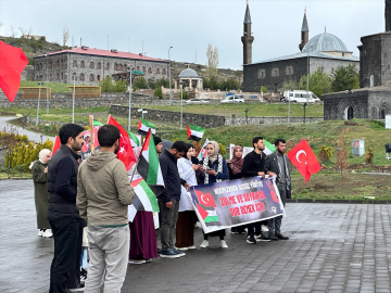 Kars'ta doktorlar ve sağlık çalışanları İsrail'in saldırılarını "sessiz yürüyüş"le kınadı