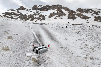 Yaklaşık 4,5 aydır kar altında kalan minibüsünü çıkaracağı günü bekliyor
