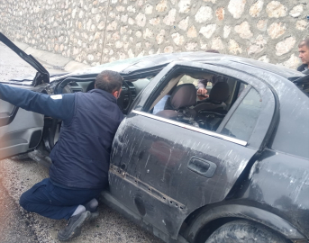 Malatya&#039;da istinat duvarına çarpan otomobildeki 4 kişi yaralandı