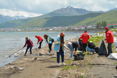 Tatvan&#039;da Van Gölü kıyılarında temizlik çalışması yapıldı