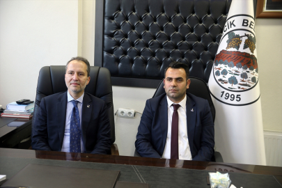 Yeniden Refah Partisi Genel Başkanı Erbakan, Hakkari&#039;de konuştu: