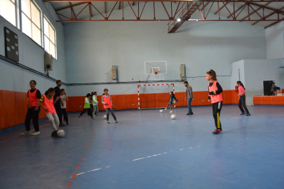 Bitlisli kız futbolcular Türkiye finallerine hazırlanıyor