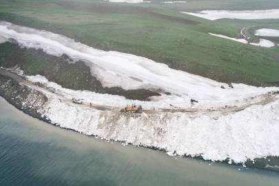 Kardan kapalı yolların açılmasıyla aylar sonra köylerine dönüyorlar