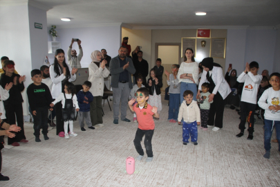 Malazgirt'teki çocuklara ayakkabı ve oyuncak hediye ettiler