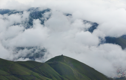 Hakkari&#039;de kar ve sis etkili oldu