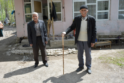 Hakkarili çiftçi 20 yıldır yaşlı ve engelliler için ücretsiz baston yapıyor