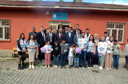 Muş&#039;ta gönüllü gençler köy okulundaki öğrencilere tablet hediye etti