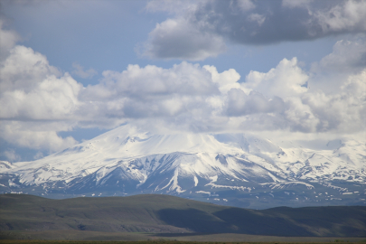 Iğdır ve Ağrı'nın yüksek kesimleri karla kaplandı