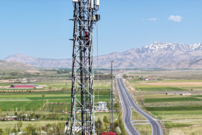 Yerden metrelerce yüksekte ekmek mücadelesi veriyorlar