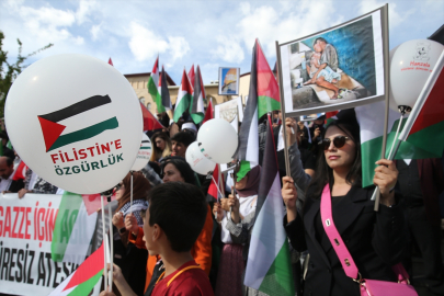 Hakkari&#039;de üniversite öğrencileri İsrail&#039;in saldırılarını protesto etti