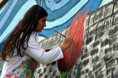 Muş&#039;ta lise öğrencileri okulun duvarını resimlerle süsledi