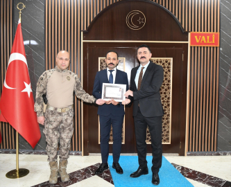 Tunceli&#039;de intihar girişiminde bulunan kişiyi kurtaran polisler ödüllendirildi
