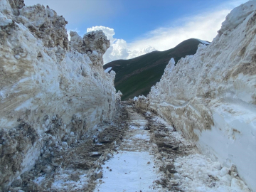 Yüksekova'da karla mücadele ekipleri üs bölgesinin yolunu açmaya çalışıyor