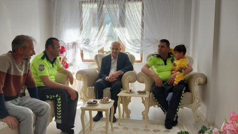 Bingöl'de polislerden trafik kazasında yaşamını yitiren gencin ailesine ziyaret