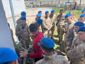 Hakkari&#039;de 350 jandarma personeline arama kurtarma eğitimi verildi