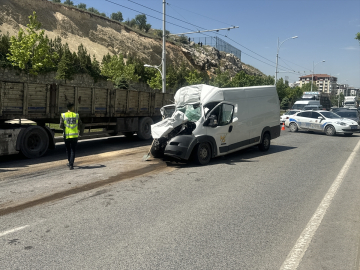 Malatya'da 3 aracın karıştığı trafik kazasında 3 kişi yaralandı