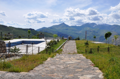 Vali Ali Çelik, Çukurca'daki Bayrak Tepe Seyir Terası'nı gezdi