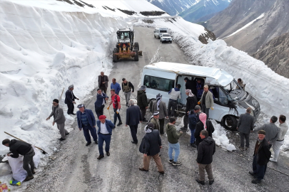 Van&#039;da çığın şarampole sürüklediği minibüs günler sonra kar altından çıkarıldı