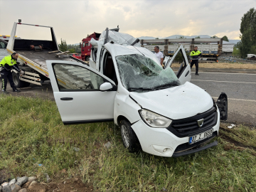 Bingöl&#039;de trafik levhasına çarpan hafif ticari araçtaki 4 kişi yaralandı