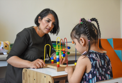 Emekli öğretmen 52 gün yoğun bakımda kalan özel gereksinimli kızıyla anılarını kitaplaştırdı