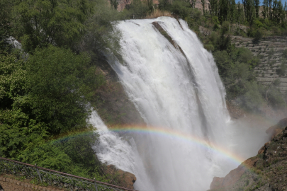 Eriyen karlar ile yağmur suları Tortum Şelalesi&#039;ni coşturdu