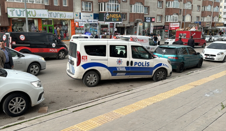 Erzurum&#039;da trafikte yol verme kavgasında 1 kişi bıçakla yaralandı