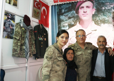 Hakkari&#039;de jandarma şehit annelerinin gününü kutladı