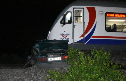 Malatya&#039;da yolcu treninin çarptığı otomobilin sürücüsü öldü