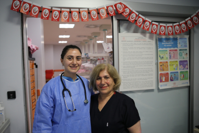 Sağlıkçı iki anne doktor çocuklarıyla aynı hastanede görev yapıyor