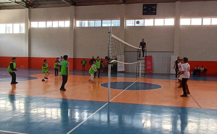 Bahçesaray&#039;da okullar arası voleybol turnuvası düzenlendi