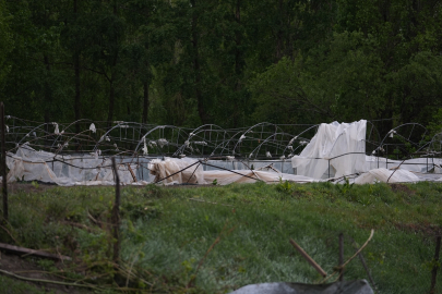 Erzurum&#039;da hortum çatıları uçurdu
